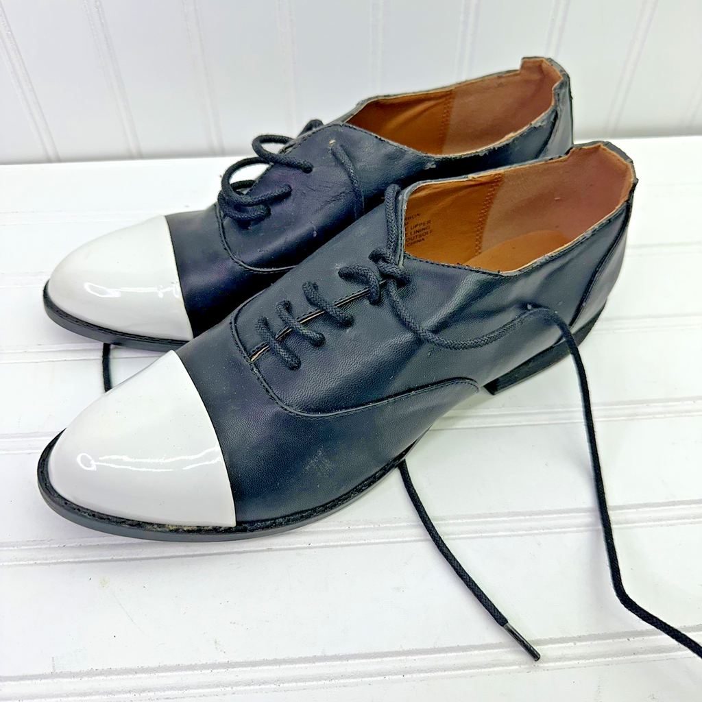 WOMAN Matisse Vintage Oxford Shoes Sz 8M Black White Cap Toe Distressed Repair