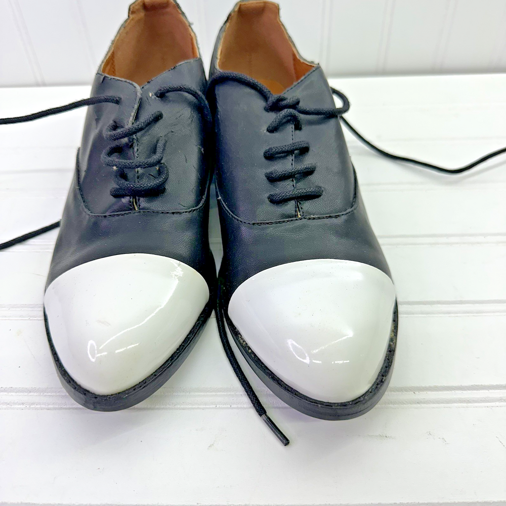 WOMAN Matisse Vintage Oxford Shoes Sz 8M Black White Cap Toe Distressed Repair
