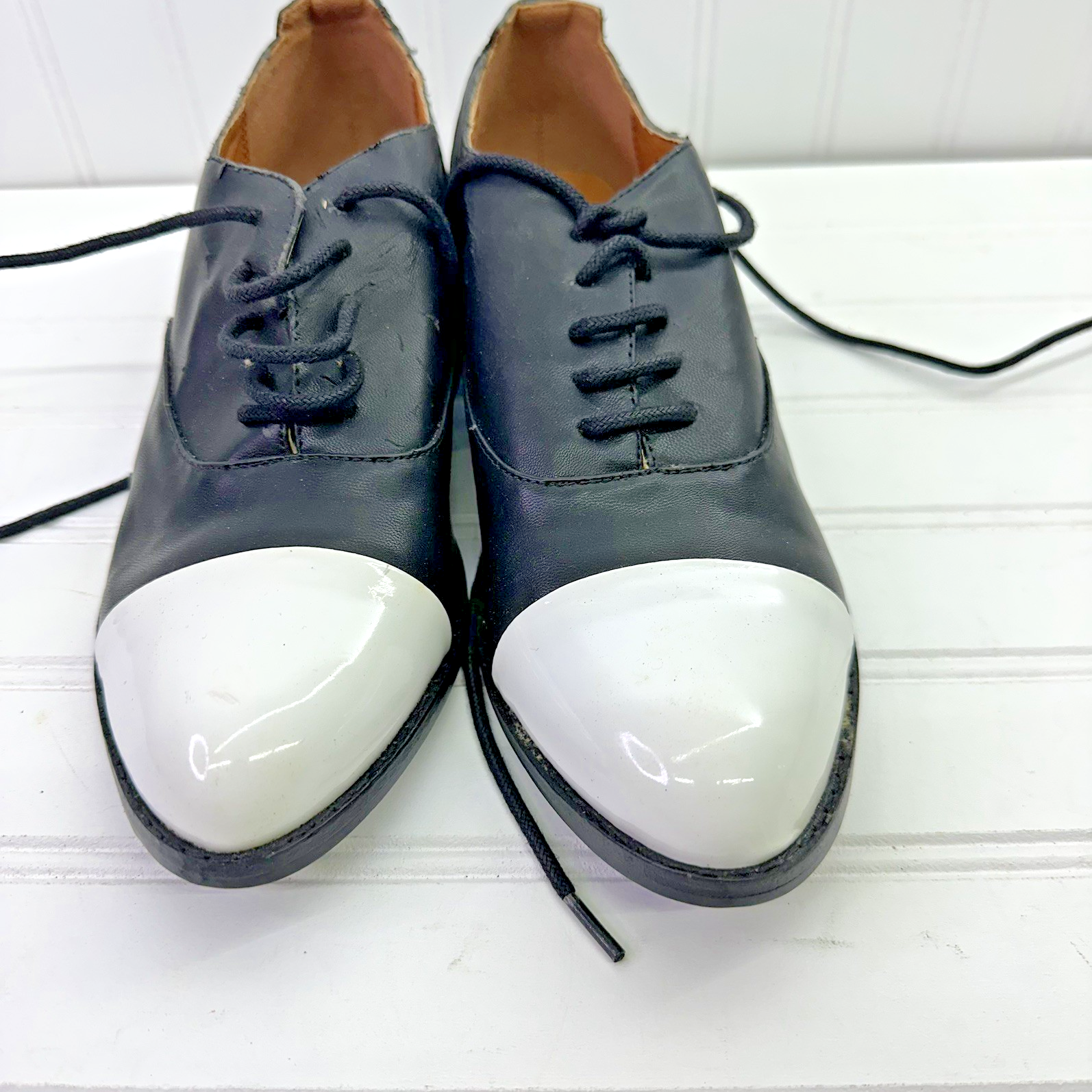 WOMAN Matisse Vintage Oxford Shoes Sz 8M Black White Cap Toe Distressed Repair