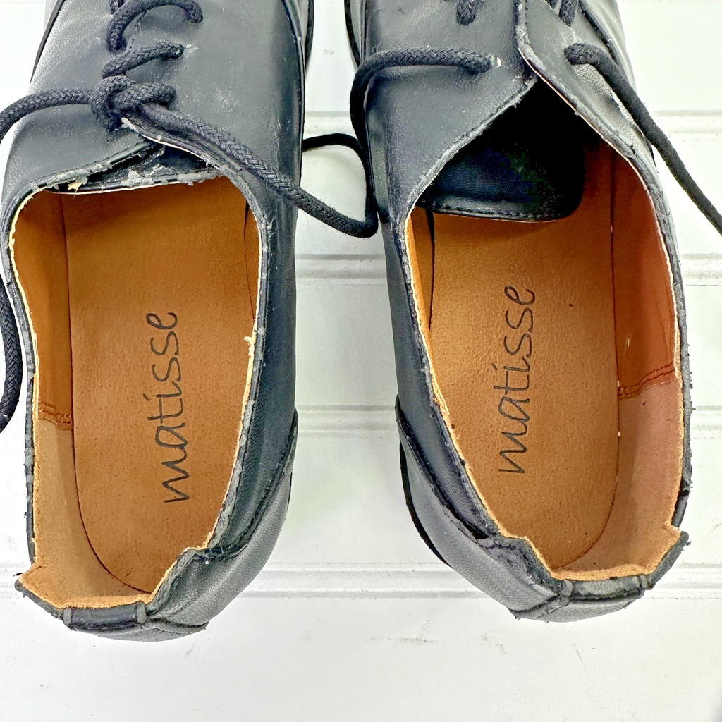 WOMAN Matisse Vintage Oxford Shoes Sz 8M Black White Cap Toe Distressed Repair