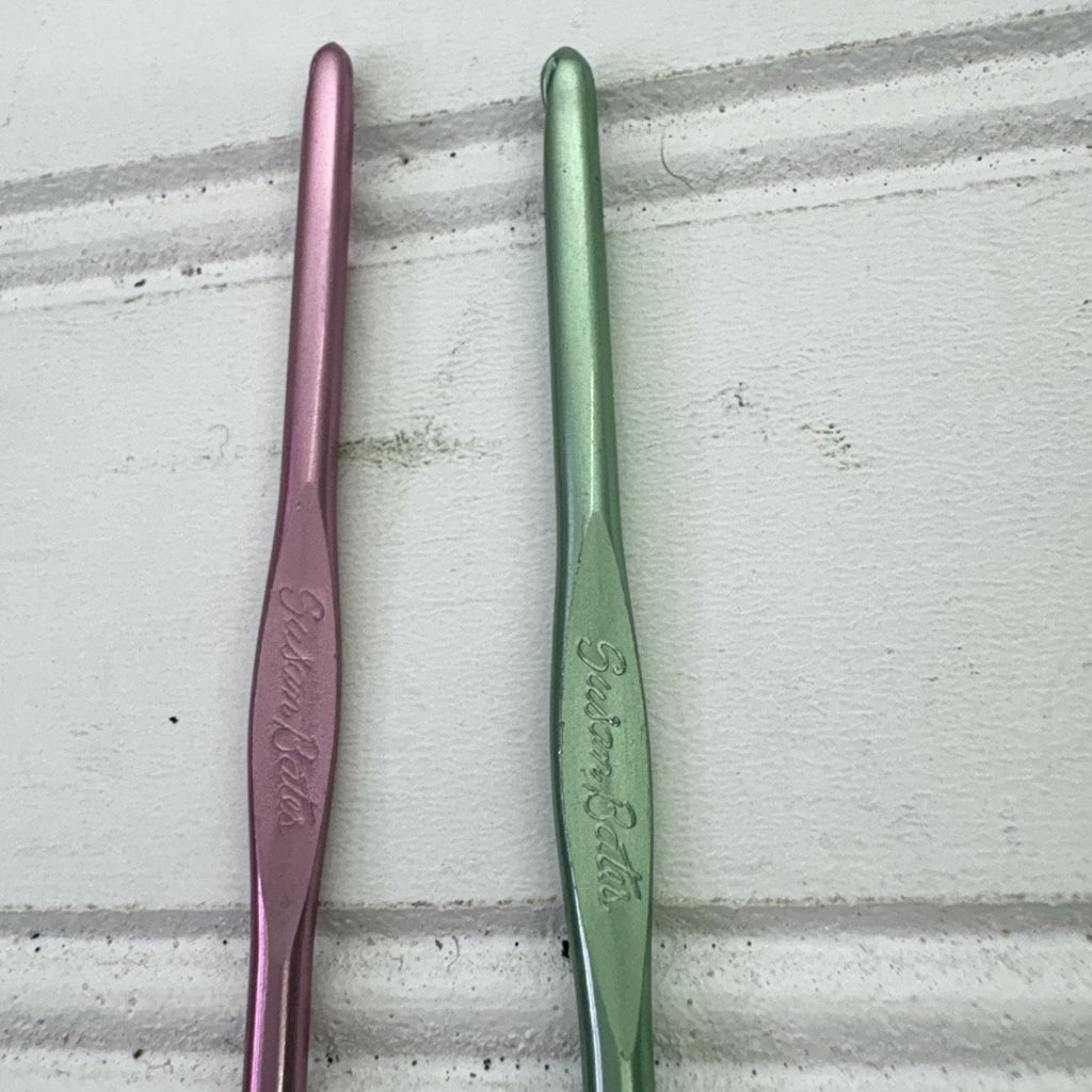 Lot of  (17) - 15 Aluminum Crochet Hooks & Knitting Needles Boye + 2 Susan Bates