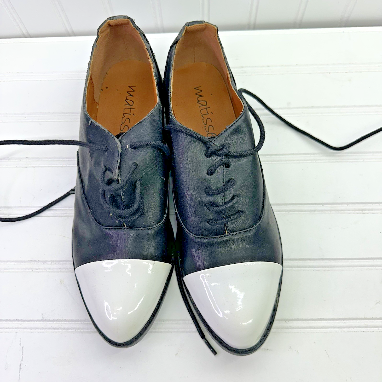 WOMAN Matisse Vintage Oxford Shoes Sz 8M Black White Cap Toe Distressed Repair