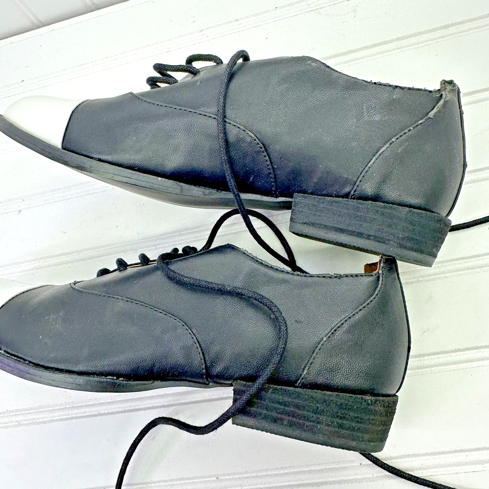 WOMAN Matisse Vintage Oxford Shoes Sz 8M Black White Cap Toe Distressed Repair